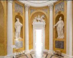 The central part of the palace is called Rotunda. It contains yellow and white marbles having sculptures of Polish Kings. It is connected with the Bal